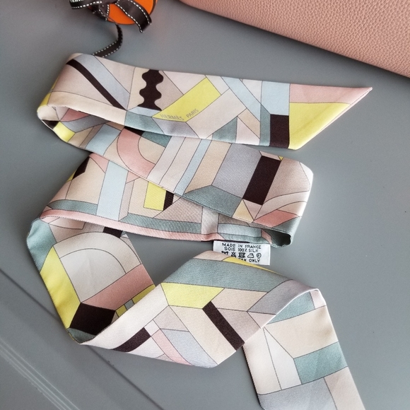 HERMES Beautiful Twilly scarf 100% Silk - Picture 8 of 16